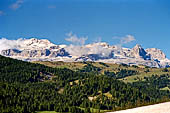 Parco Naturale Fanes-Senes-Braies. Escursione al Rifugio Fanes. Salita al Col da Locia, uno sguardo alle spalle sul fondo valle da dove siamo partiti dominato dal gruppo del Sella. 